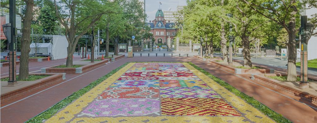 札幌フラワーガーデンイメージ図 | 色とりどりの花が広場に敷き詰められています。